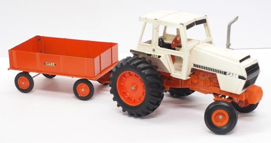Case 2590 with big rear tires and Pull Wagon
