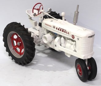Farmall M Demonstrator, 2000