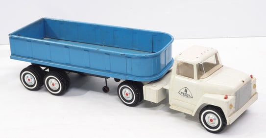 Ertl IH tractor with grain trailer