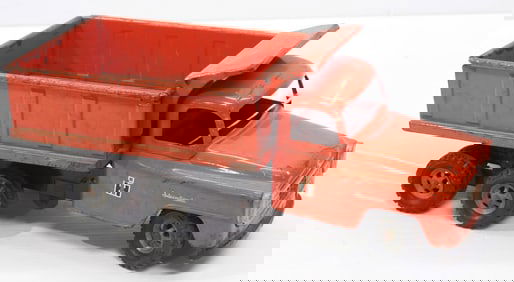 Tru-Scale International Harvester dump truck