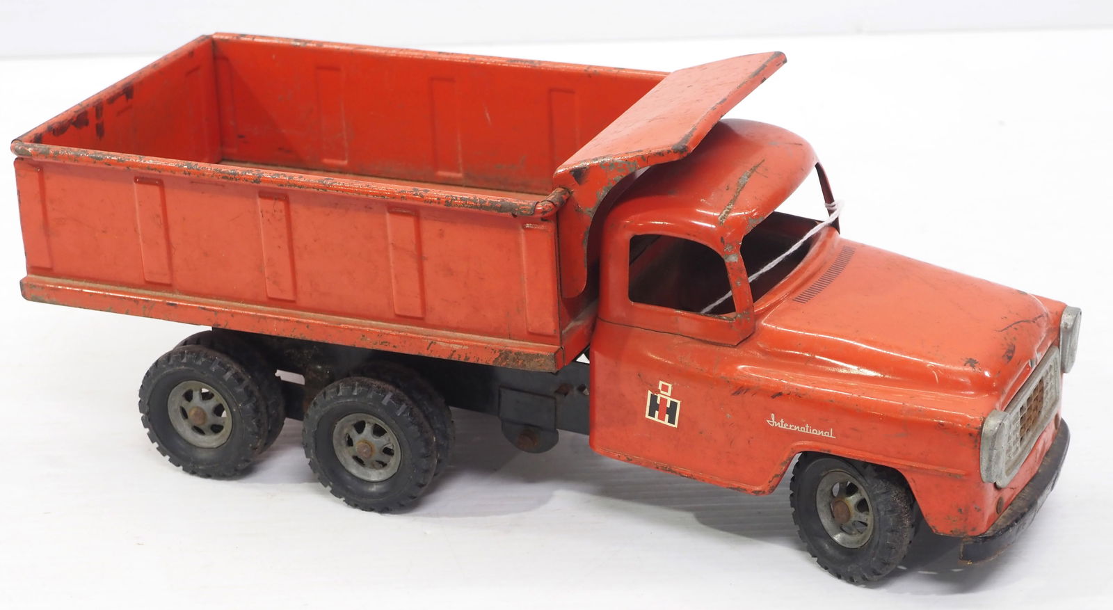 Tru-Scale International Harvester dump truck (1 of 2)