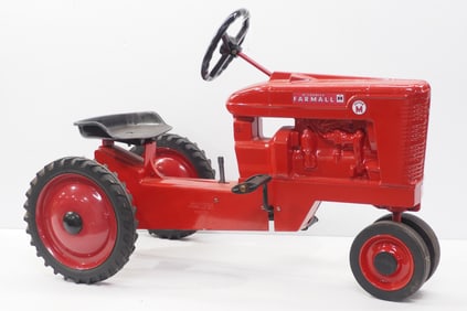 IH Super M pedal tractor