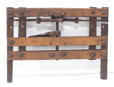 Salesman sample mechanical gate