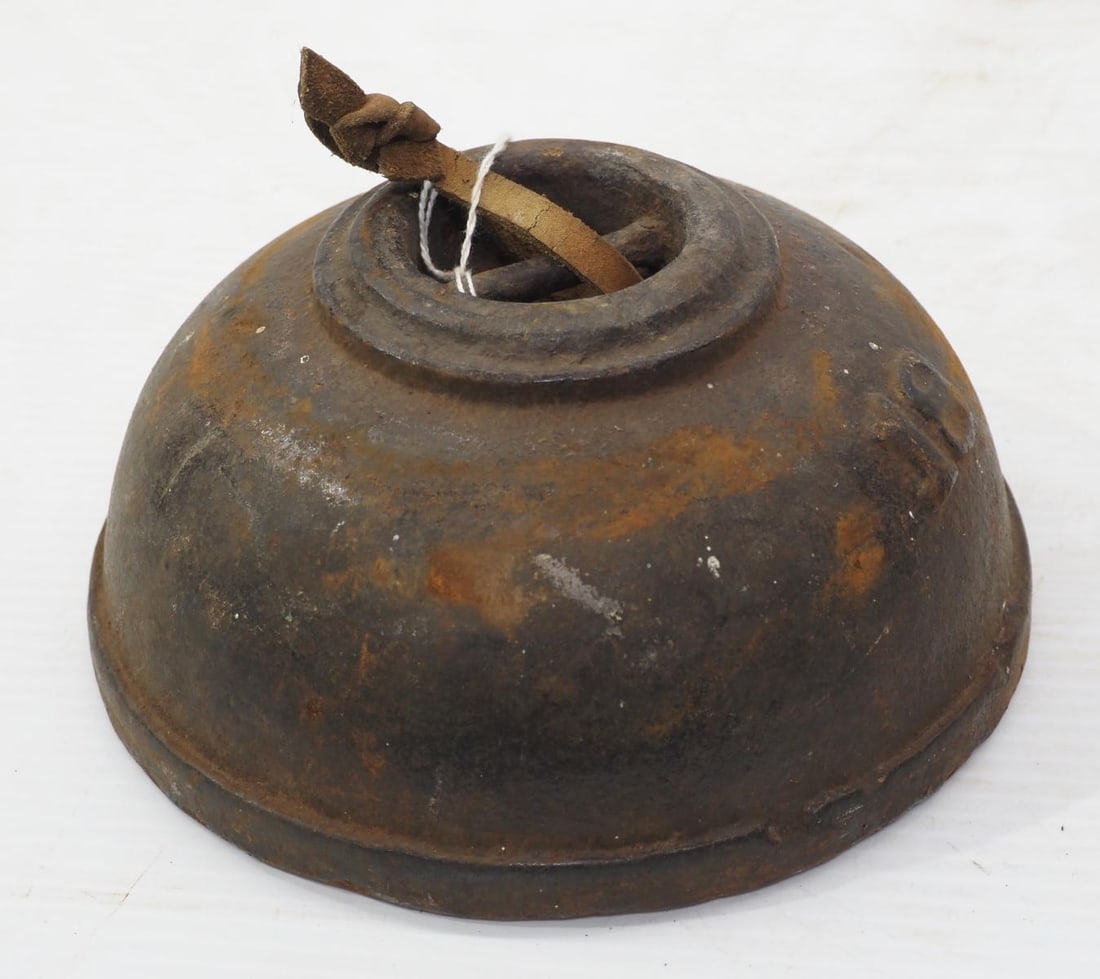 Dome-shaped cast iron horse tie: Dome-shaped cast iron horse tie, 19 lbs