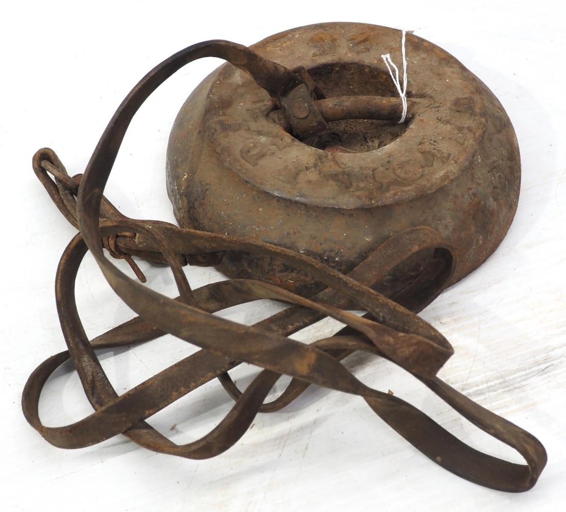 Union Foundry "25" horse tie with leather strap (1 of 2)