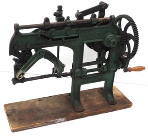 Bonanza table-mount, cast iron apple peeler