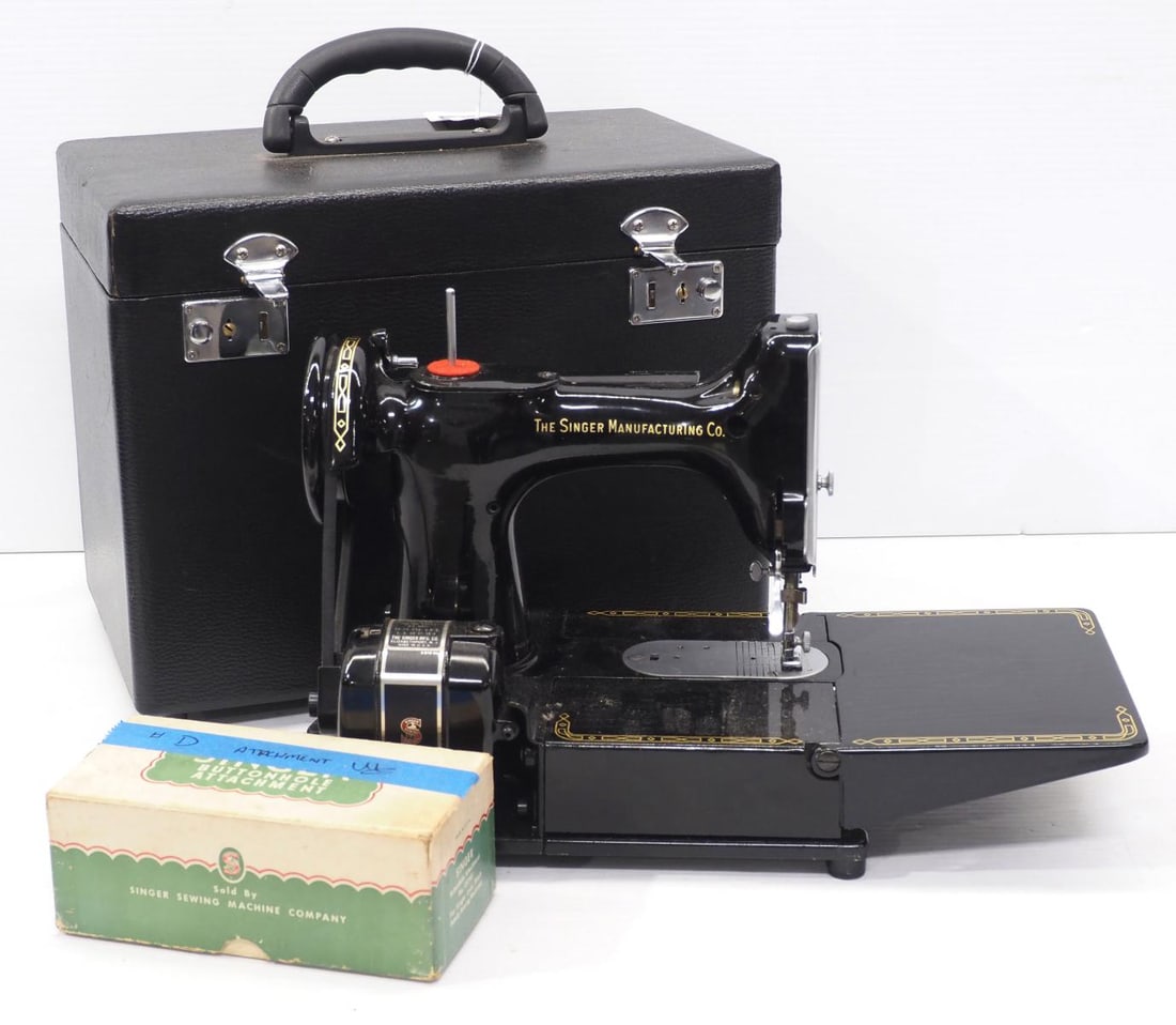 Singer sewing machine 222K: Singer sewing machine 222K with buttonhole attachment, in original case - Excellent