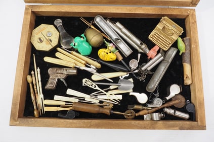 Assorted small collectables