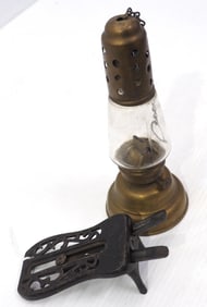 Small kerosene lamp / cast iron boot jack