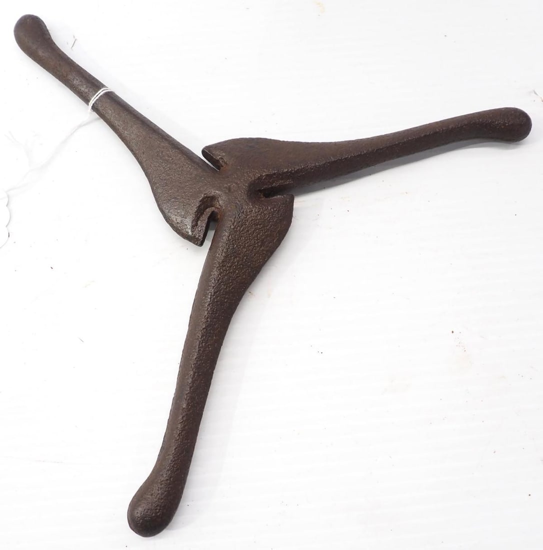 Early, unusual cast iron wire fence twisting tool (1 of 2)
