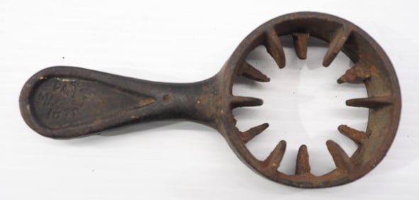 Cast iron hand held corn sheller