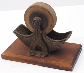 Table-top hand-crank sharpening stone