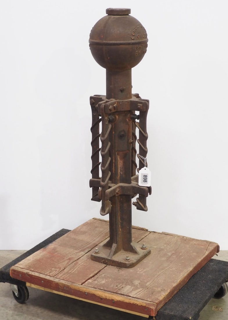 Schultz cast iron hog oiler on wood base (1 of 3)