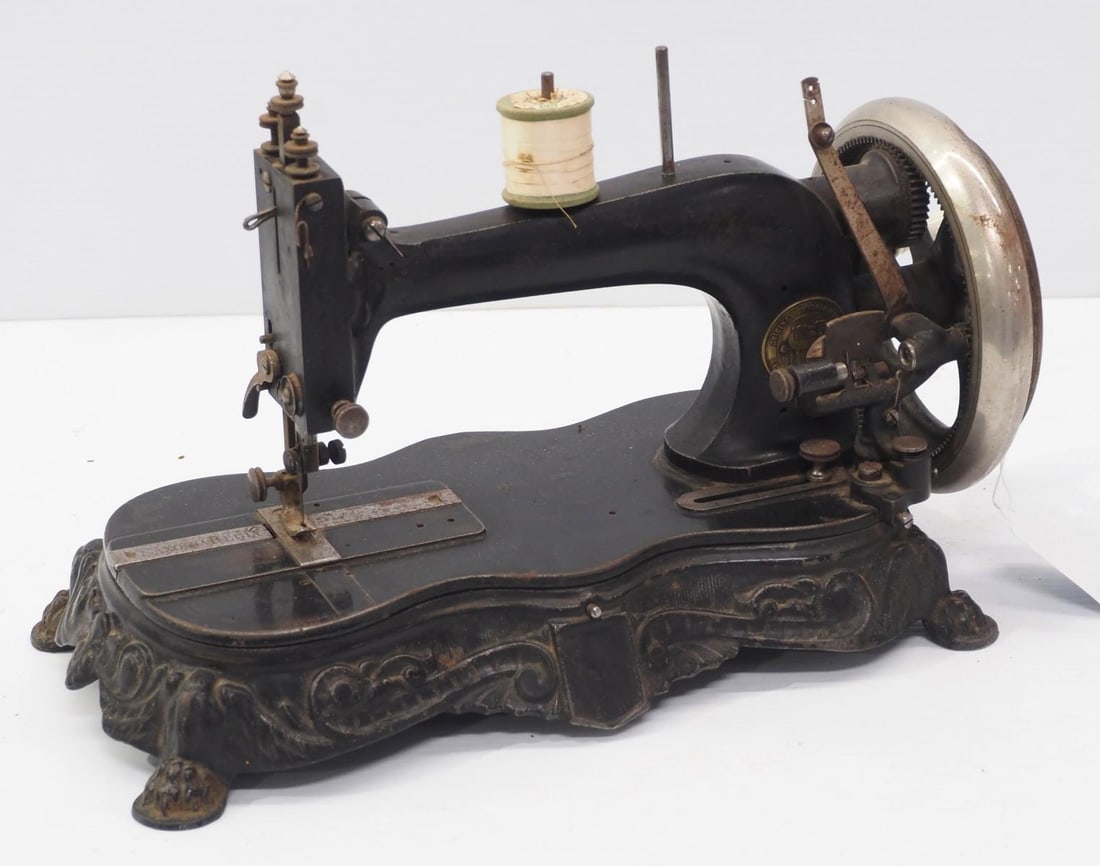 Saxonia Regia hand-crank sewing machine (1 of 5)