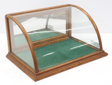Countertop showcase with curved glass front
