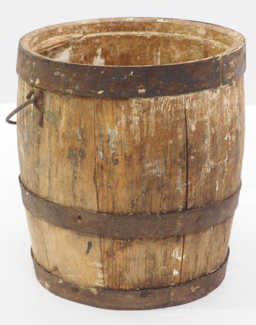 Wooden painted pail with handle (1 of 3)