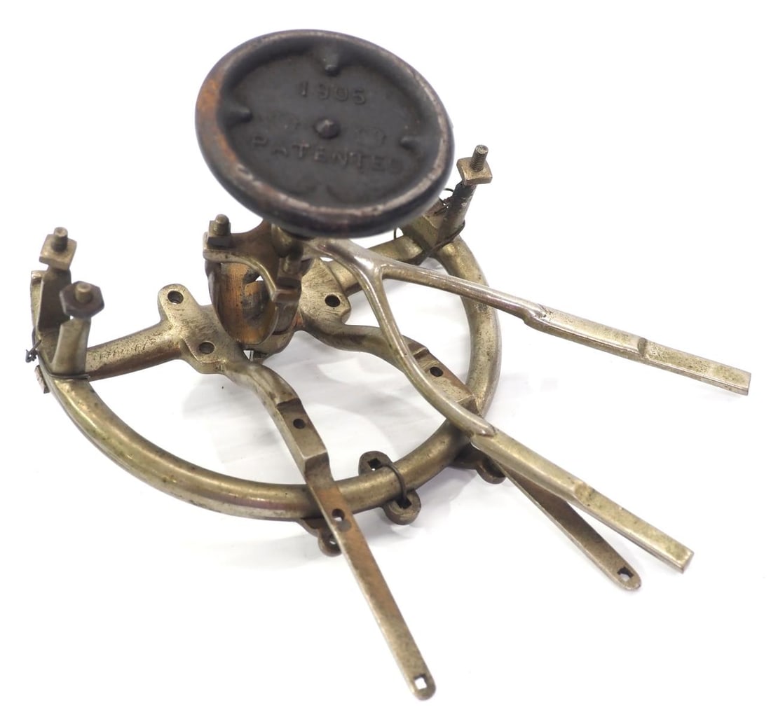 Salesman sample buggy fifth-wheel (1 of 4)