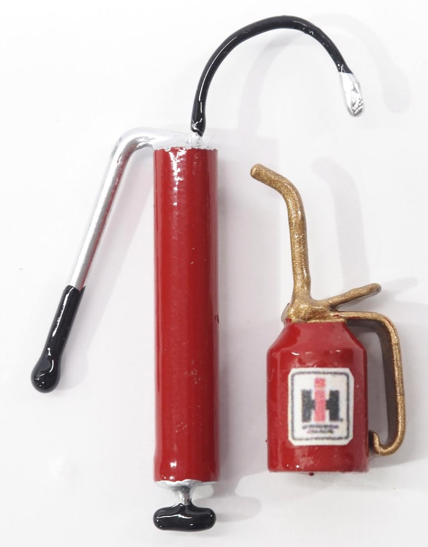 IH miniature grease gun & oil can (1 of 2)