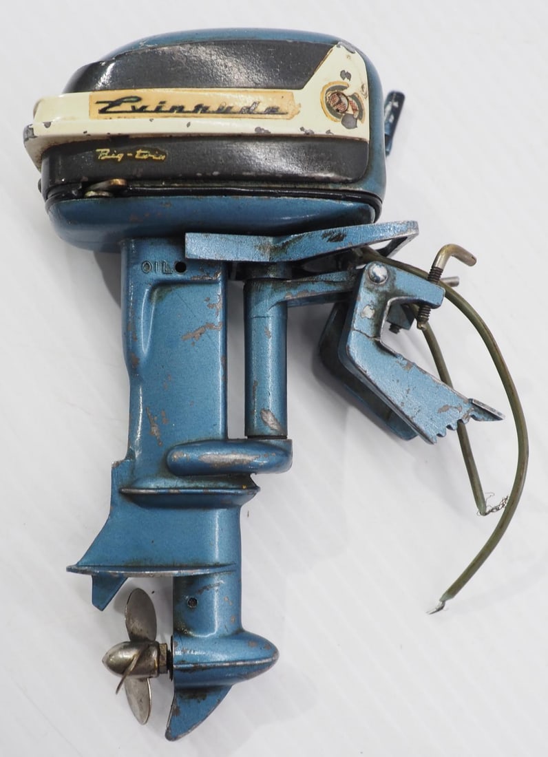 1950's Evinrude battery-powered toy boat motor: 1950's Evinrude battery-powered toy boat motor in custom case
