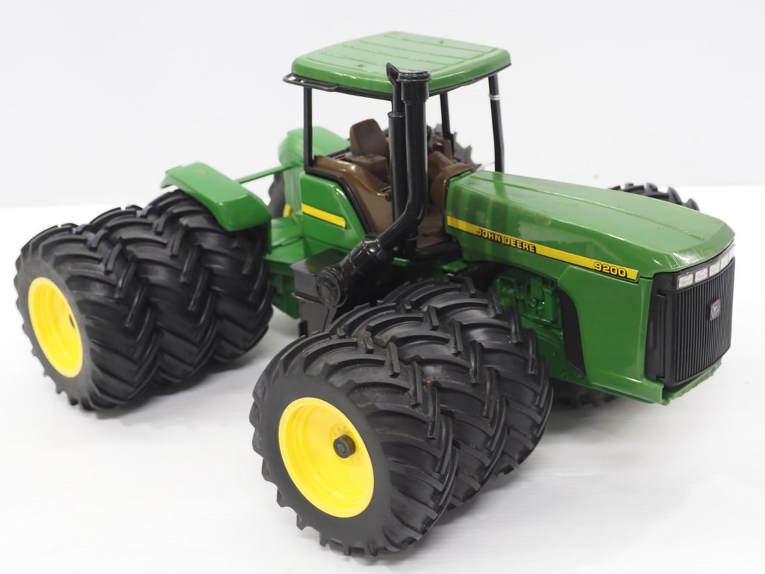 Ertl John Deere 9200 4WD with wide triples (1 of 2)