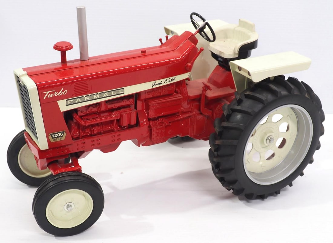 Scale Models Farmall 1206 Diesel Tractor (1 of 2)