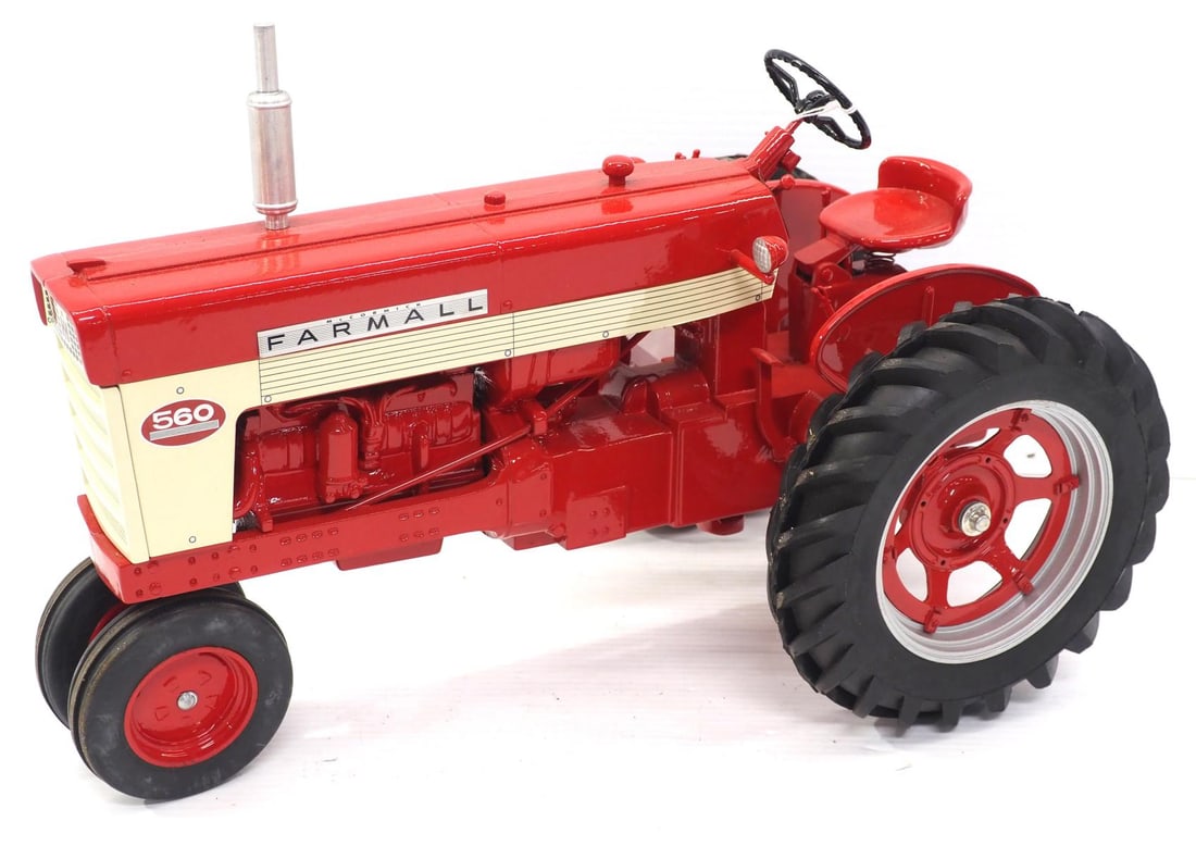 Scale Models Farmall 560 Tractor (1 of 2)