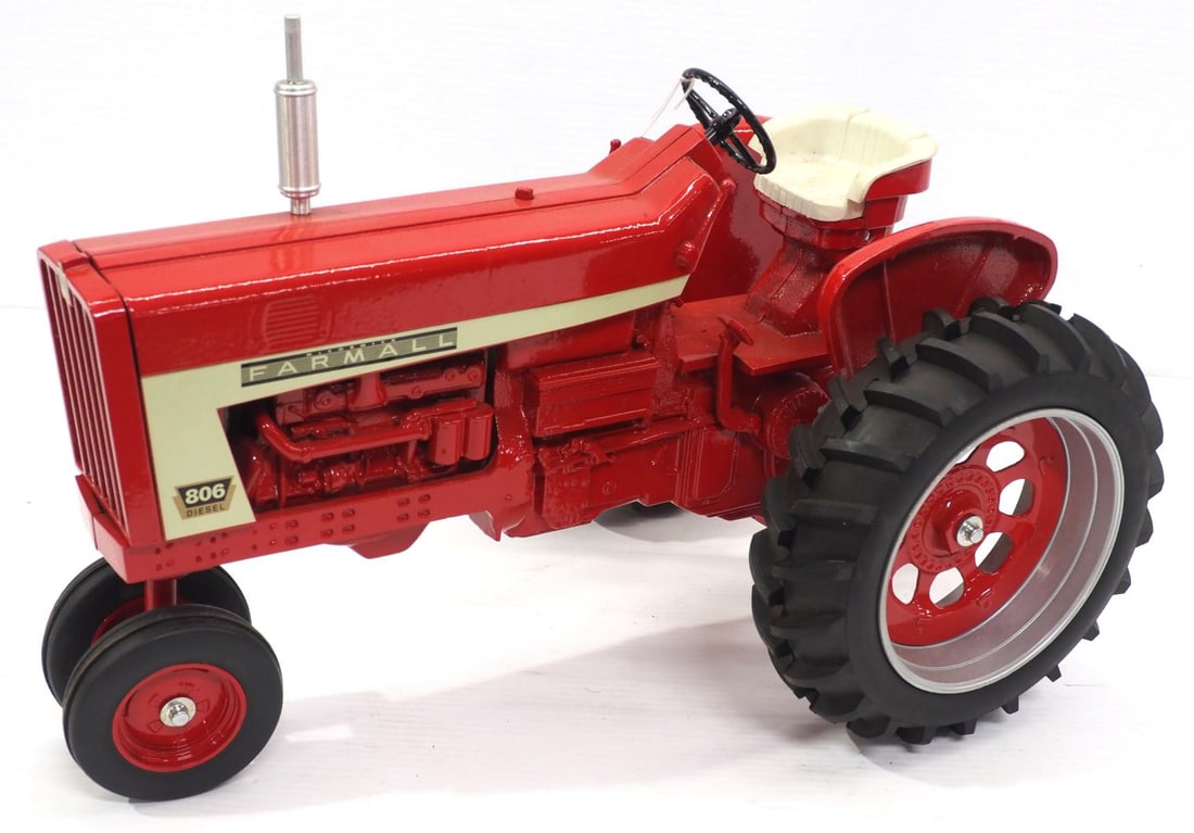 Scale Models Farmall 806 Diesel Tractor (1 of 2)