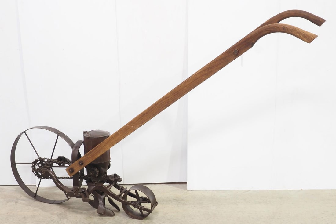 Standard push garden seeder (1 of 3)