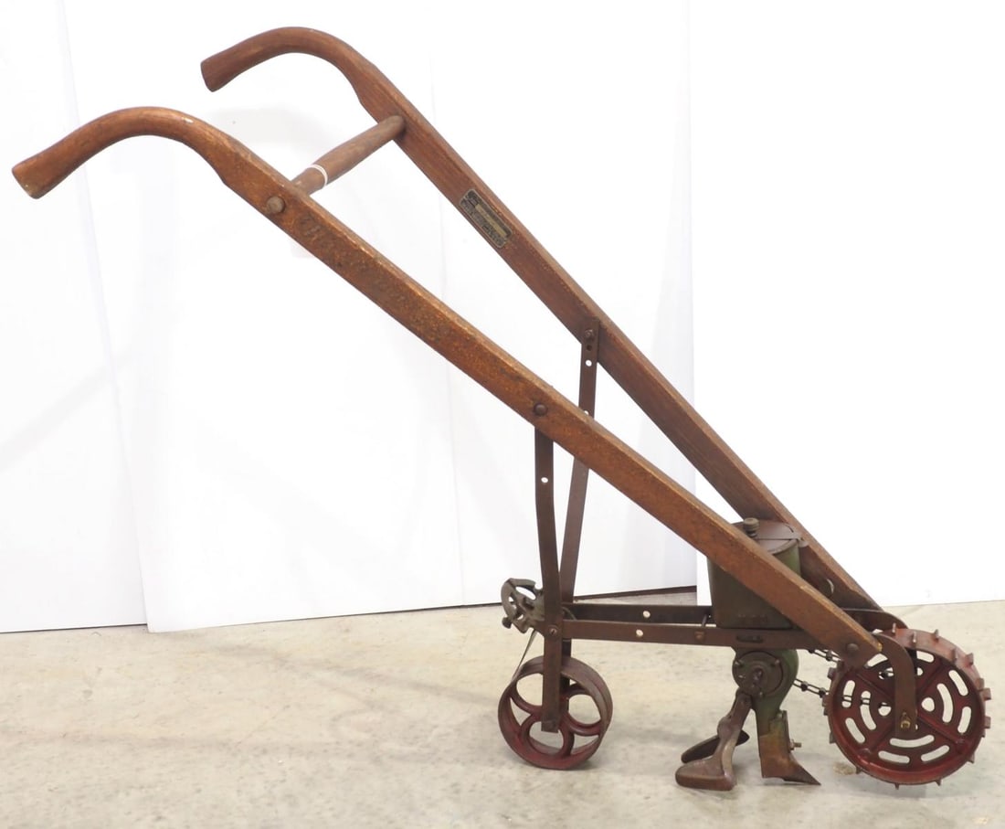 Push garden seeder with wooden handles (1 of 4)