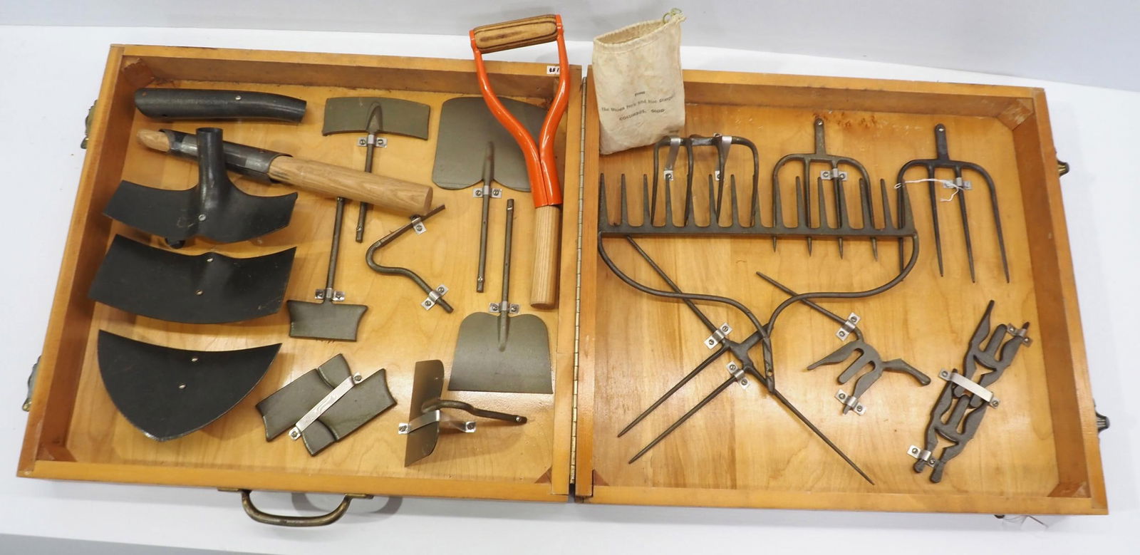 Salesman sample Union Fork & Hoe display box (1 of 4)