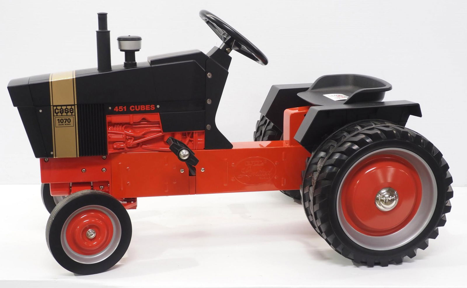 Case Black Knight 1070 Dual Wheel pedal tractor (1 of 4)