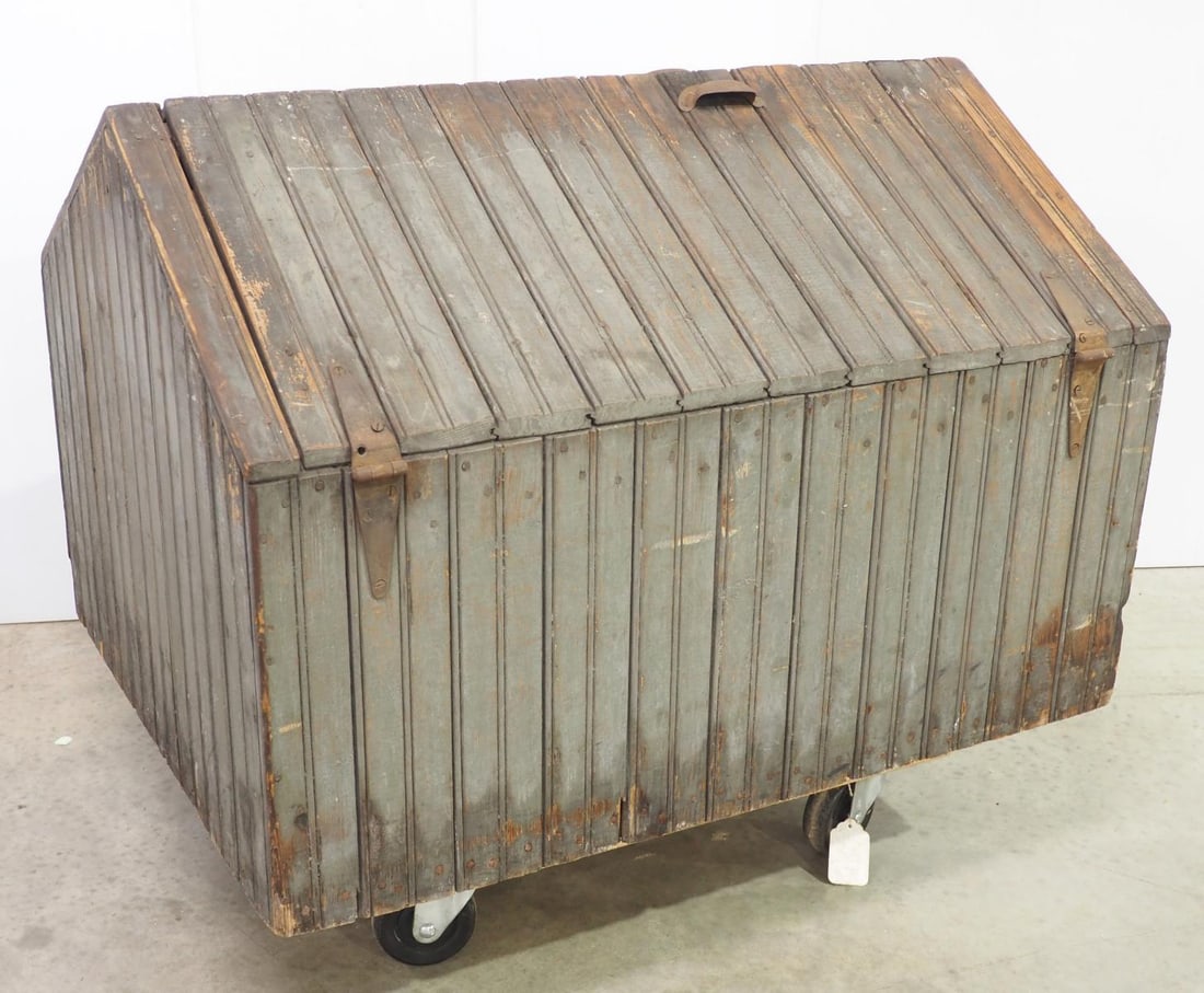 Wooden meat delivery box with hooks inside (1 of 3)