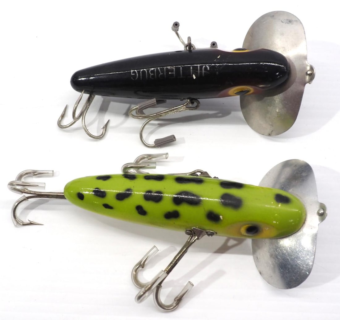 (2) Arbogast wood Muskie Jitterbugs: (2) Arbogast wood Muskie Jitterbugs, one black, one frog - Excellent
