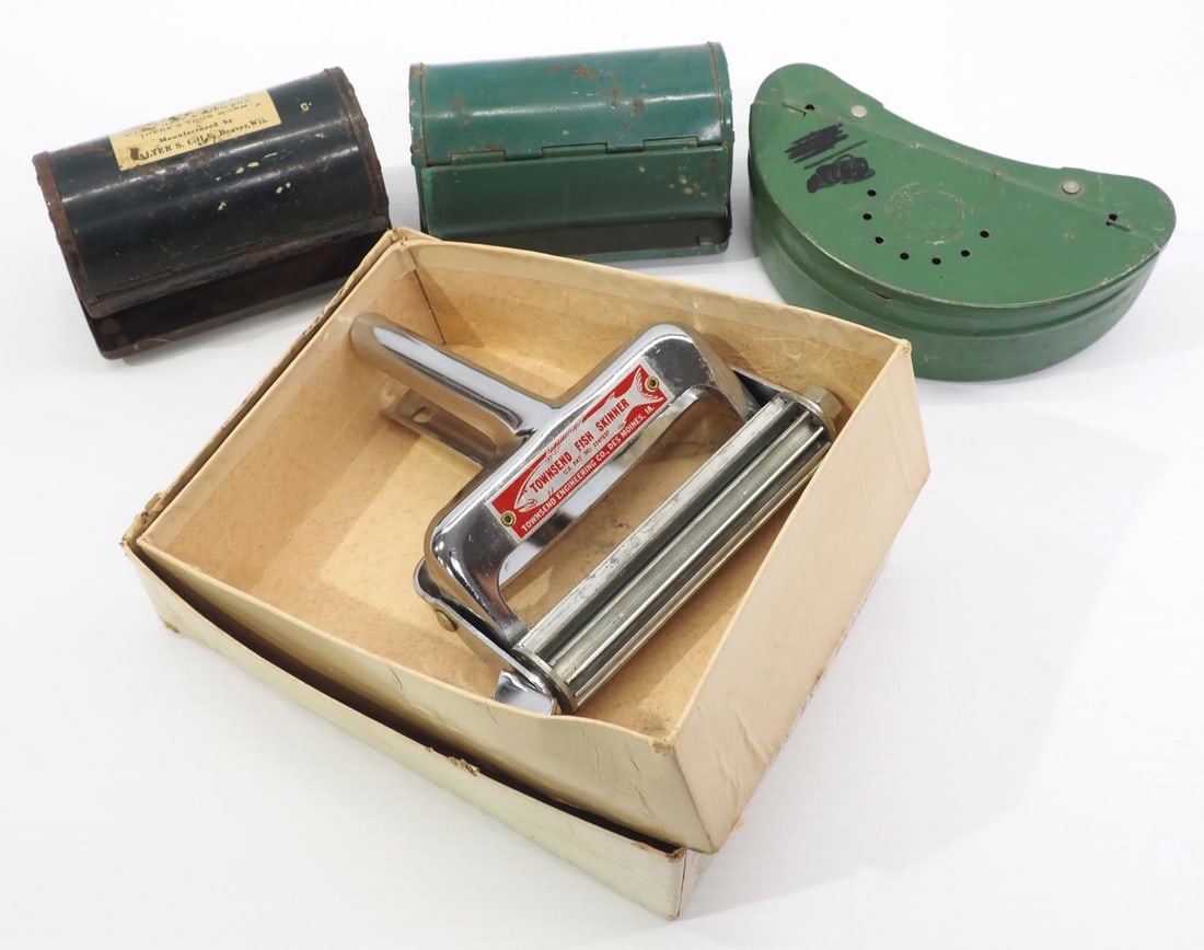 (3) Bait tins & Townsend fish skinner: (3) Bait tins & Townsend fish skinner