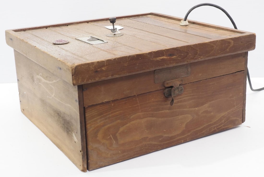 Montgomery Ward wooden incubator (1 of 3)