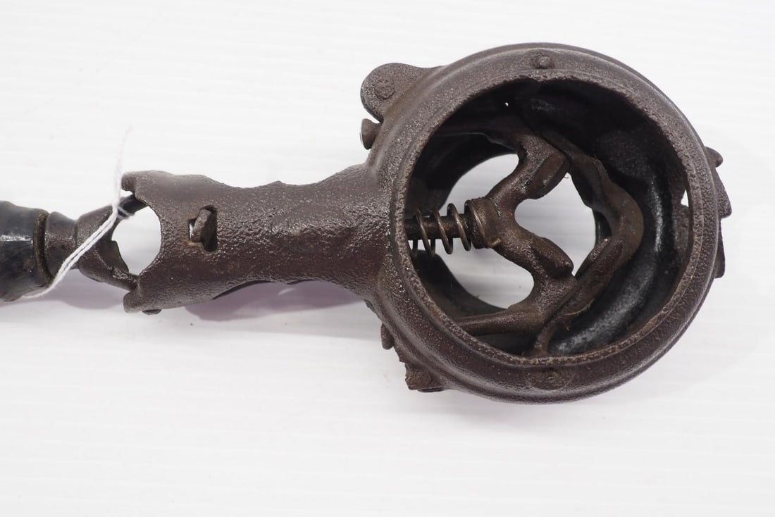 Swing handle corn sheller - 2