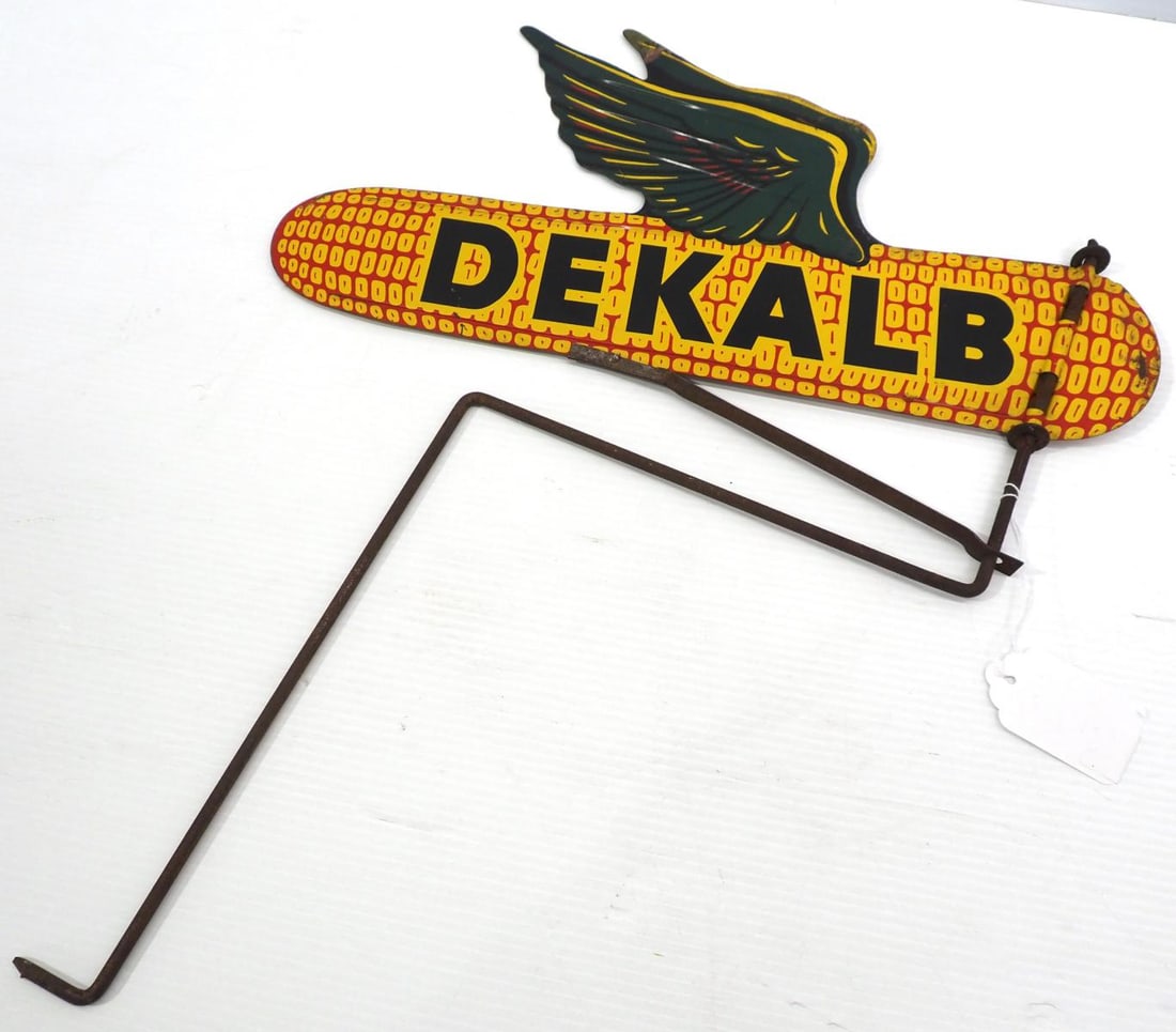 DeKalb flying ear of corn spinner sign (1 of 3)