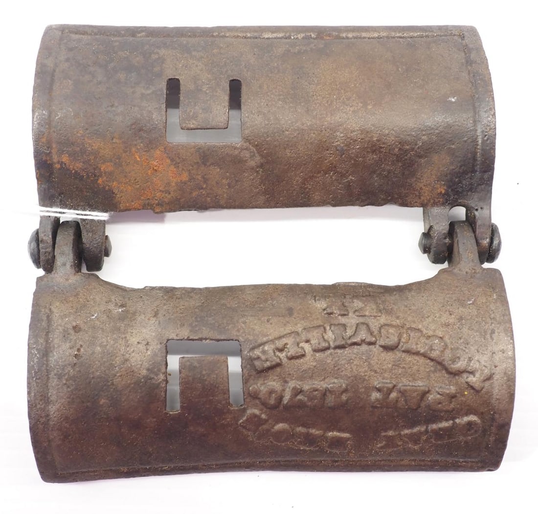 Clamshell hand corn sheller (1 of 2)