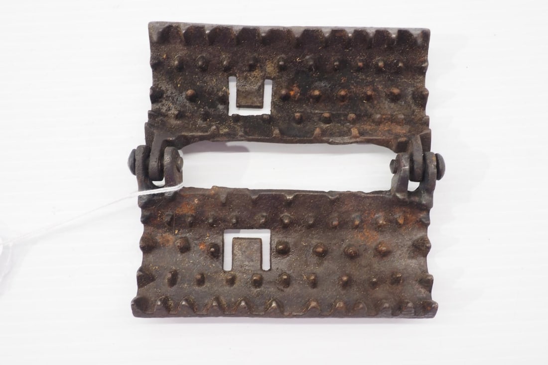 Clamshell hand corn sheller - 2