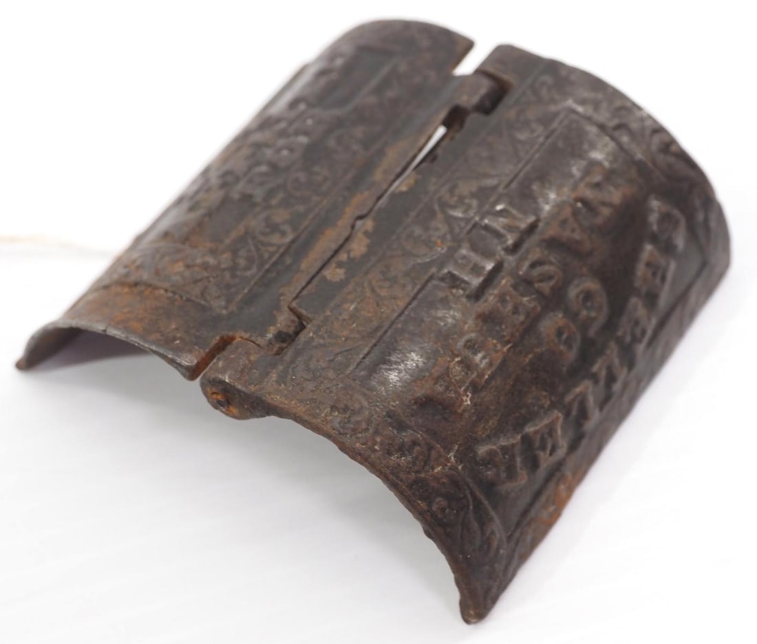 Clamshell hand corn sheller (1 of 2)