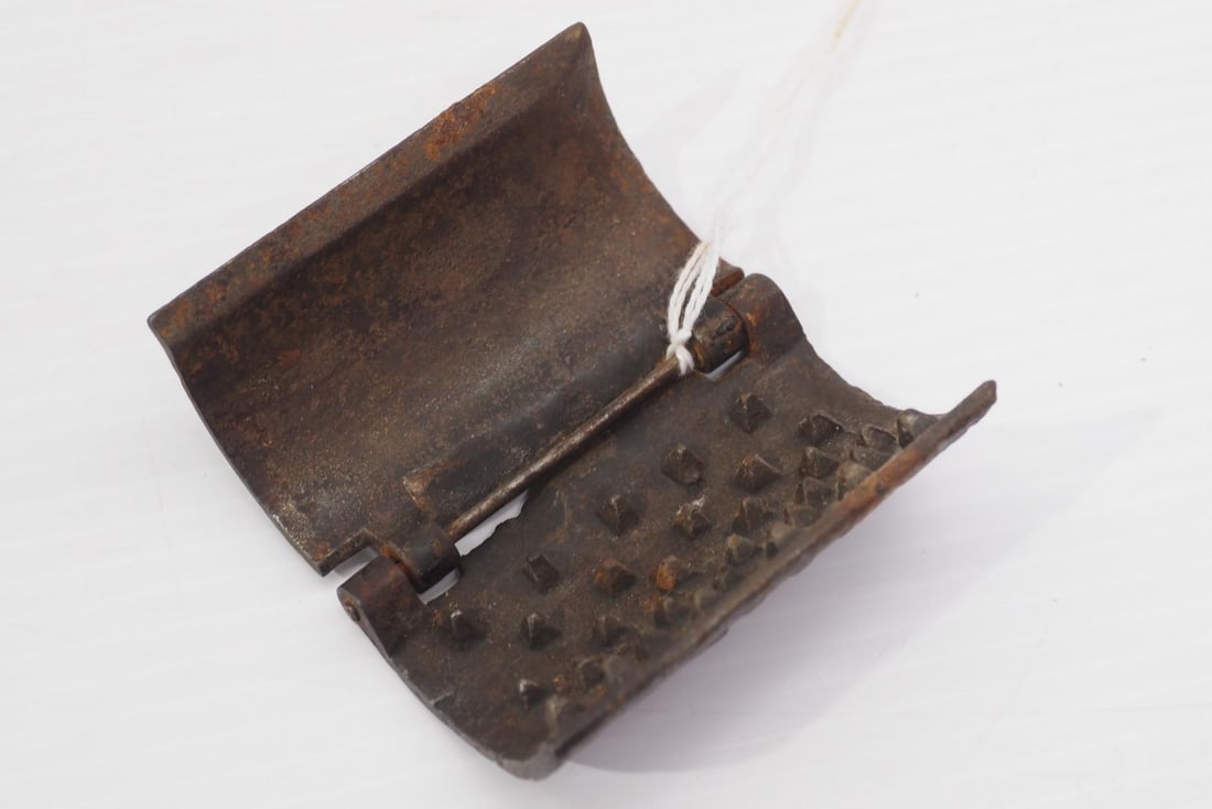 Clamshell hand corn sheller - 2