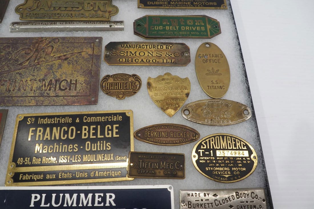 Assorted brass plates - 2