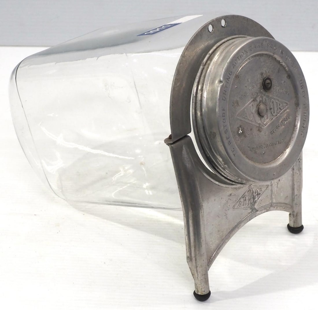 Aridor glass country store candy dispenser (1 of 2)