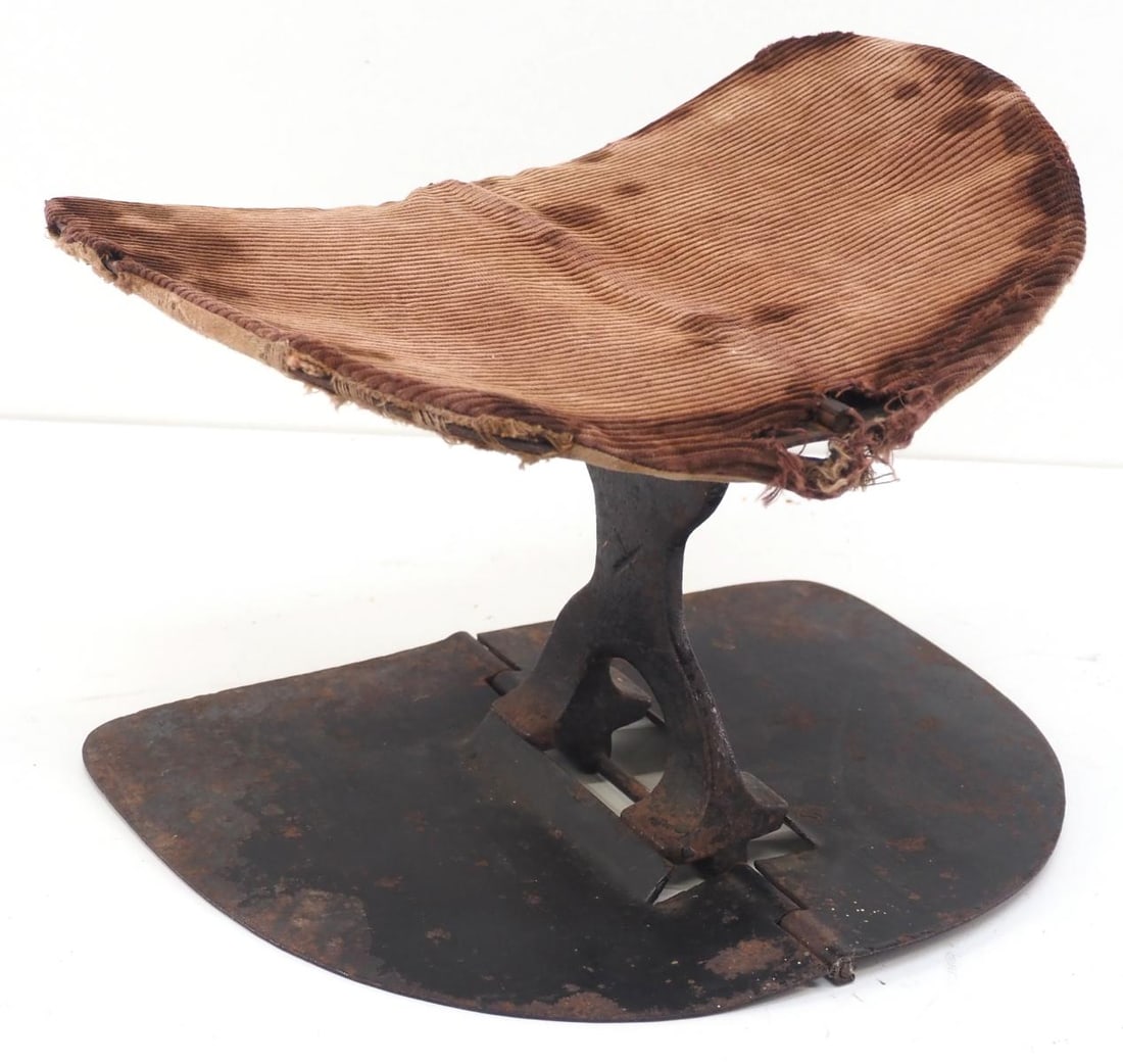 Metal foldable child's buggy seat (1 of 3)