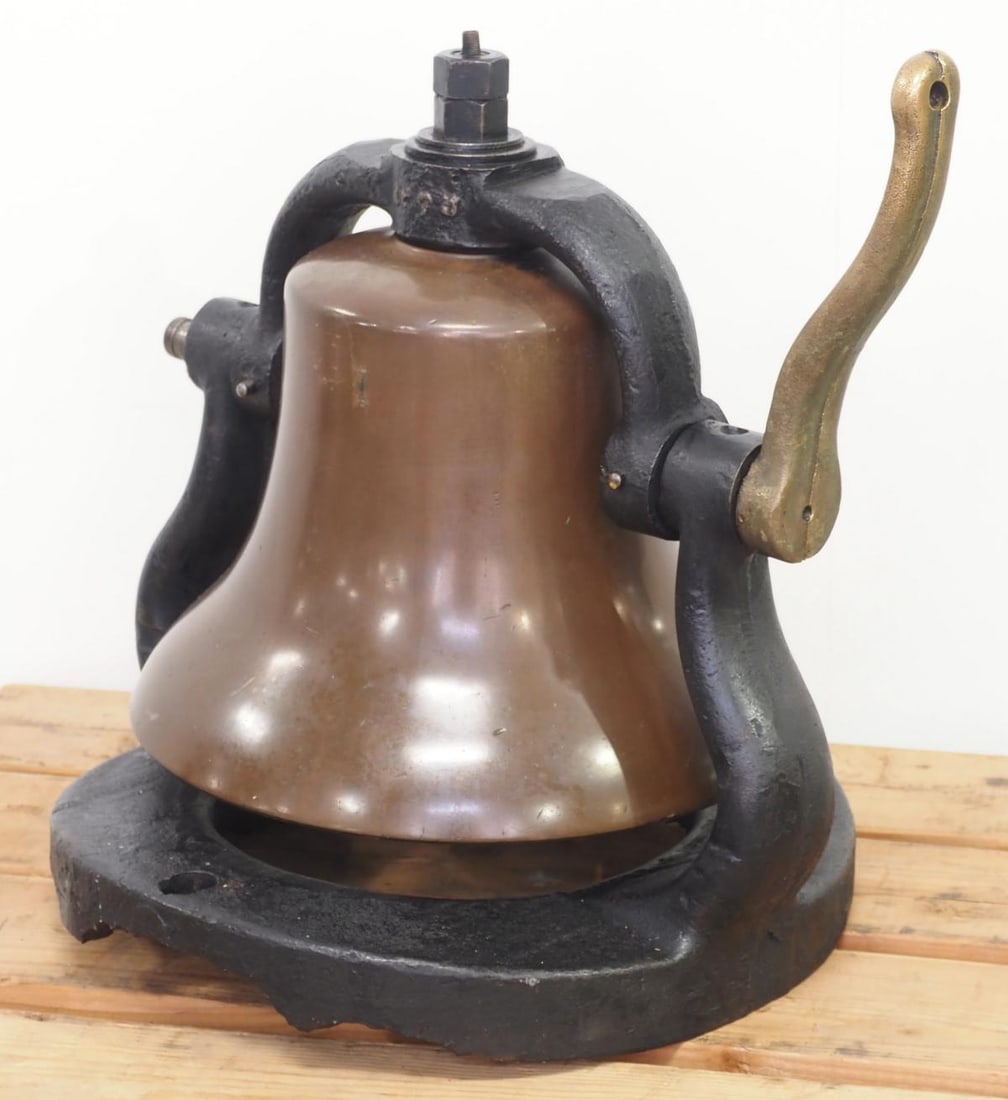 Locomotive air or hand-operated bell (1 of 4)