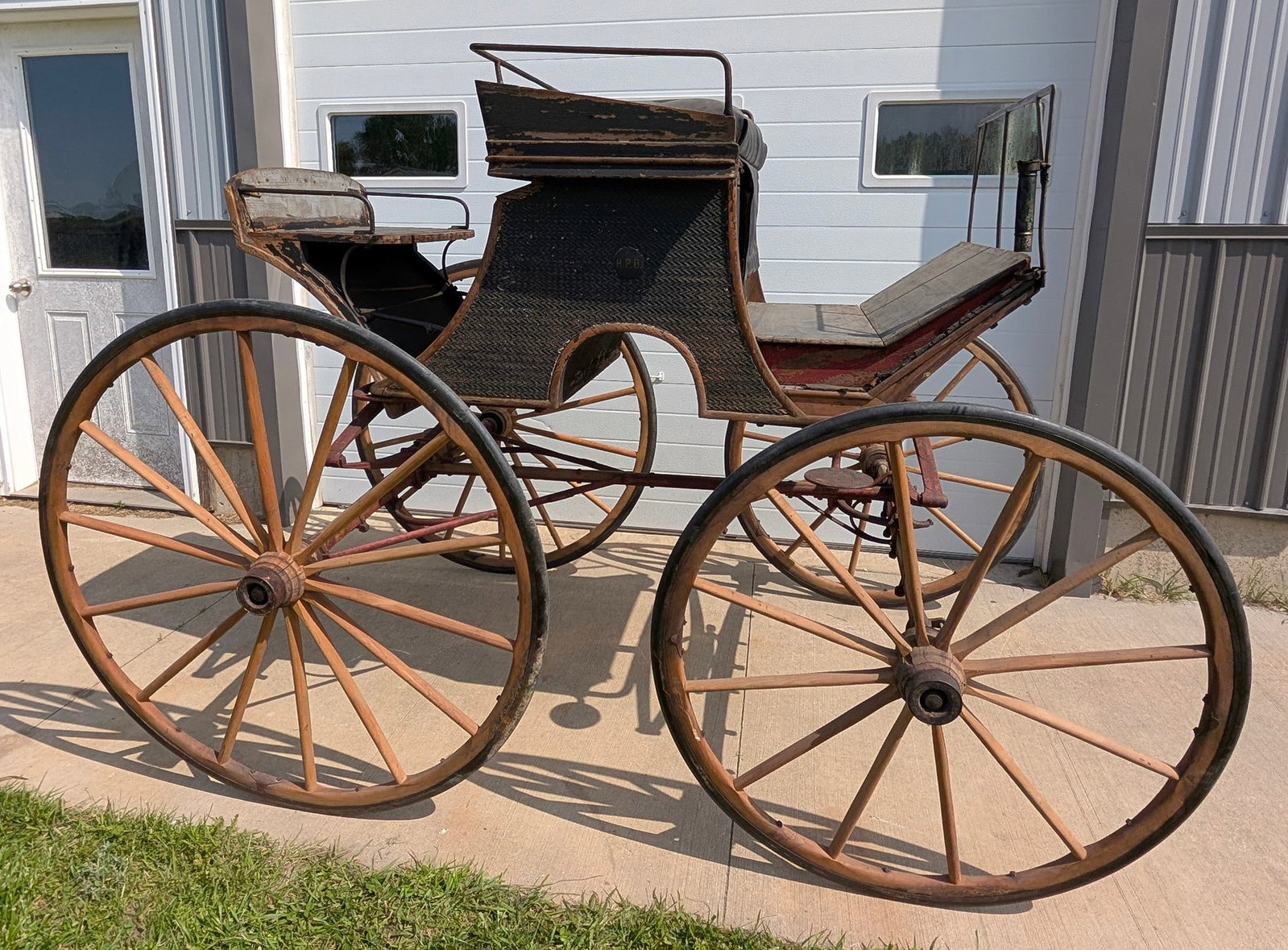 H.P.B. horse-drawn World Buggy 2-seat undercut buggy (1 of 7)