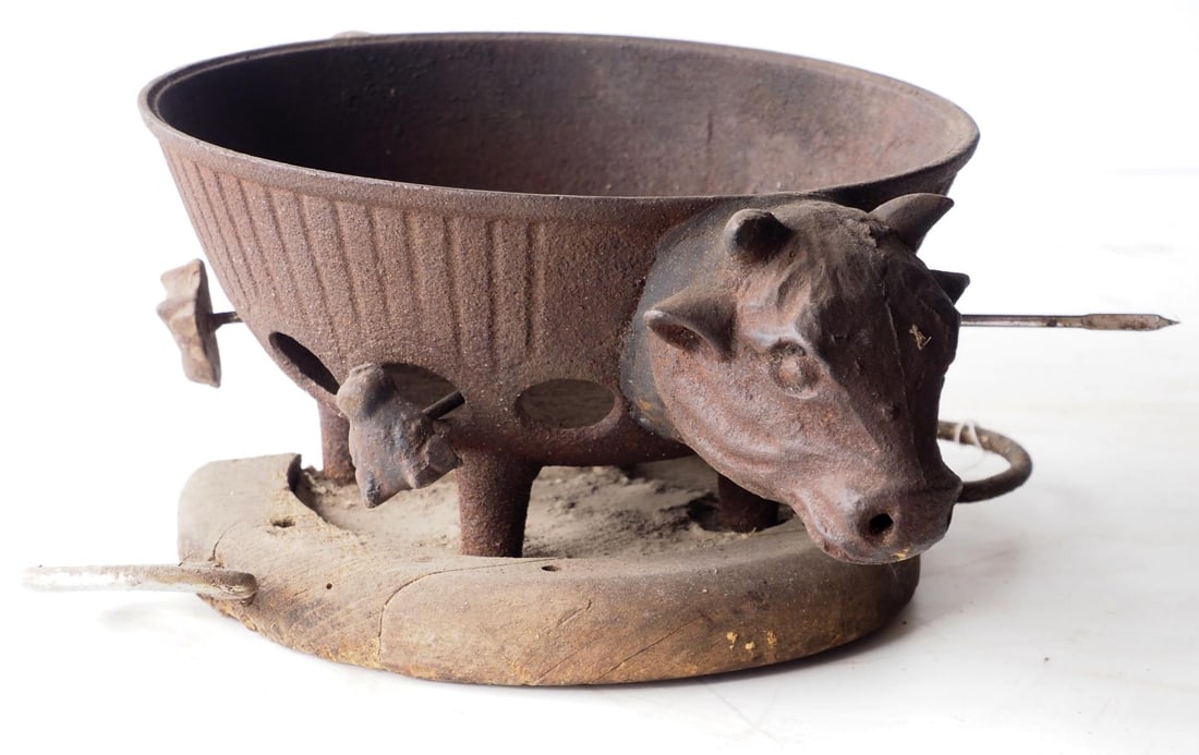 Small cast iron hibachi bowl with steer head (1 of 4)