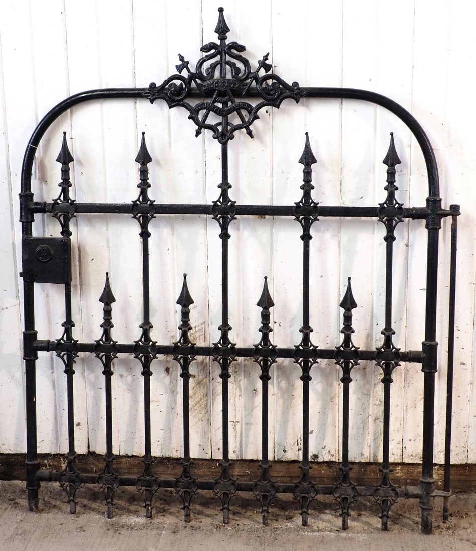 Buckeye cast iron fence gate (1 of 2)