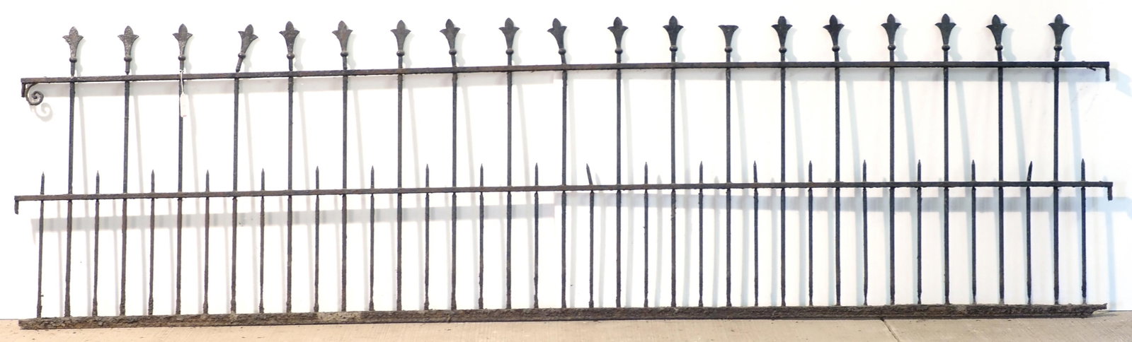 Ornate cast iron fence: Ornate cast iron fence, 122"L x 34"H * * NOT ELIGIBLE FOR IN-HOUSE SHIPPING. Please contact the auction house for transport options and additional details. Items must be picked up within 10 business