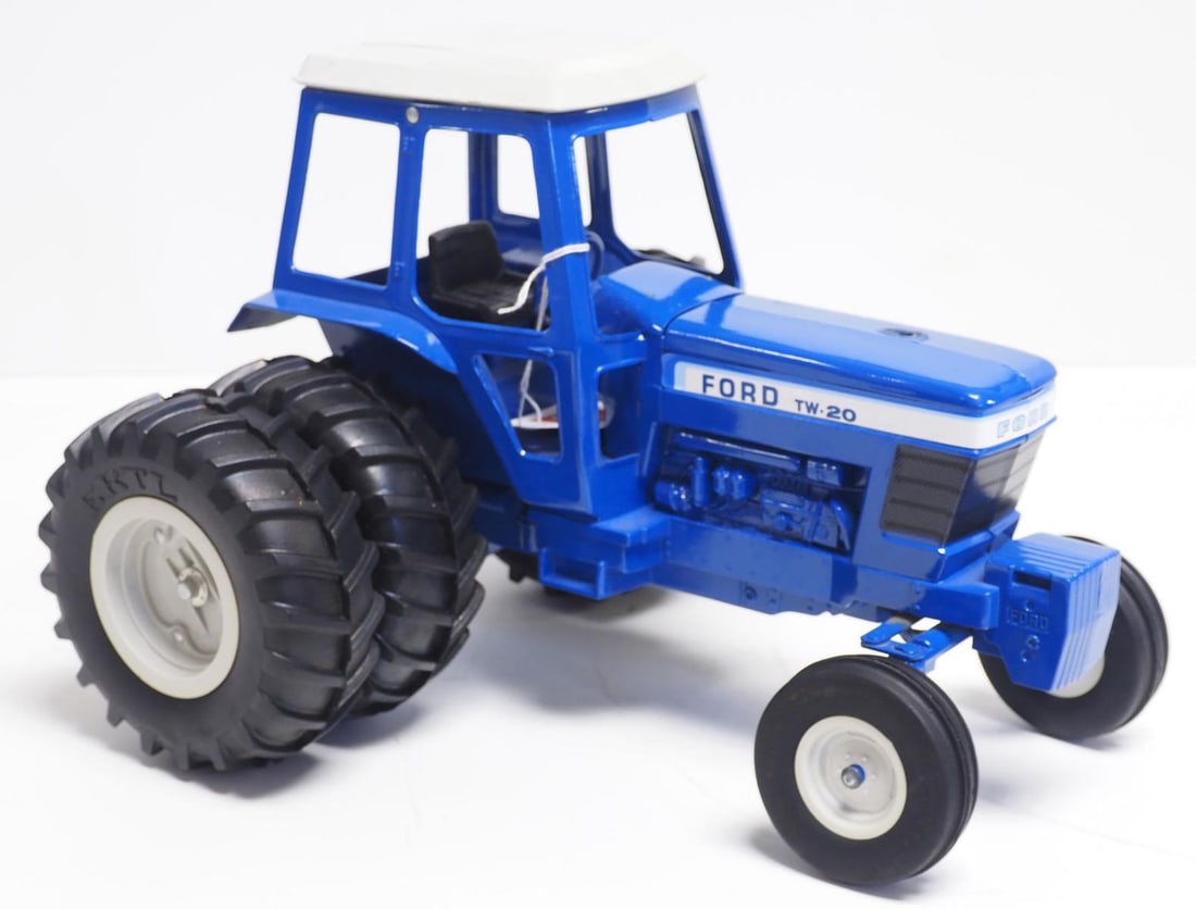 Ertl 1/16 scale Ford TW-20 tractor with duals (1 of 4)